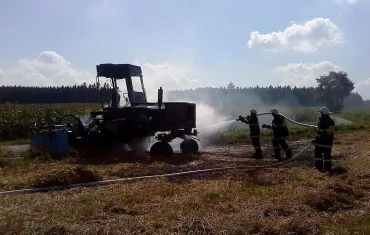 11. 09. 2010 - Mirošov - požár stroje na obracení slámy