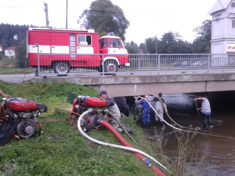 Odplavování bahna pod mostem - 5.září 2015 - Bobrová