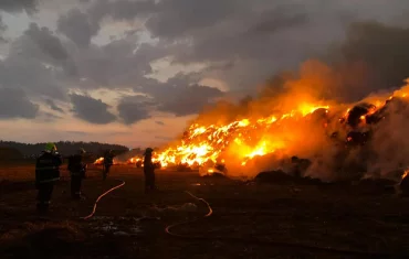 26.8.2019 - Ostrov nad Oslavou - požár stohu slámy